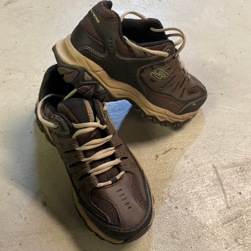 Skechers Afterburn men’s shoes sz 8.5, only worn one day.